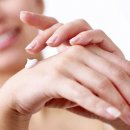 как да се справим със сухата кожа по ръцете