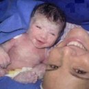 новородено бебе се усмихна веднага след раждането си