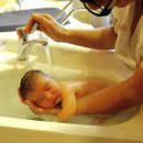 уникално видео с първото къпане на бебе-