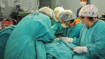 лекари отстраниха от жена огромен тумор с тегло 23 кг
