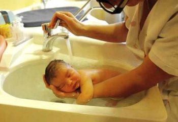 уникално видео с първото къпане на бебе-