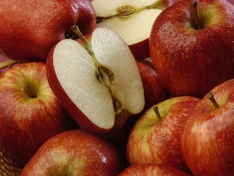 семките на ябълката са отровни, ако се дъвчат-