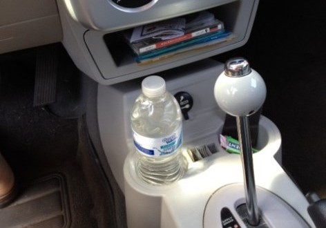 жените не трябва да пият от пластмасови бутилки, които са стояли в кола-