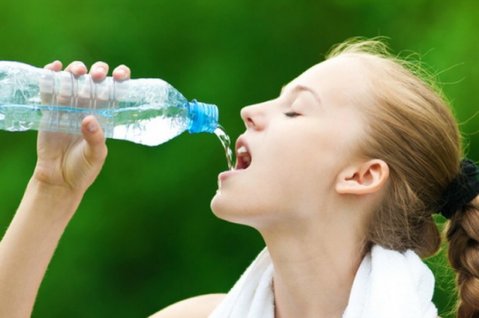 пиенето на вода преди хранене топи килограми