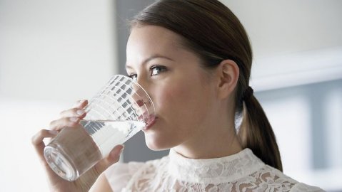 защо трябва да се пие вода преди всяко хранене